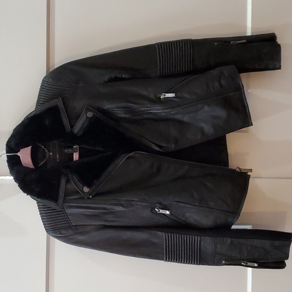 BCBGMaxAzria Jackets & Blazers - 🎉HP🎉 Women's BCBG Edgy Black Leather Moto Jacket with furry collar